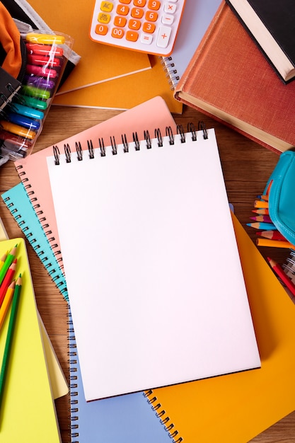 Foto gratuita escritorio de estudiante con libro de escritura en blanco