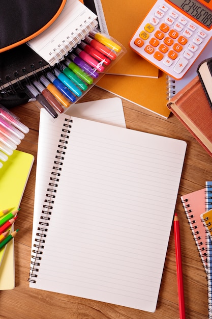 Escritorio de estudiante con libro de escritura en blanco