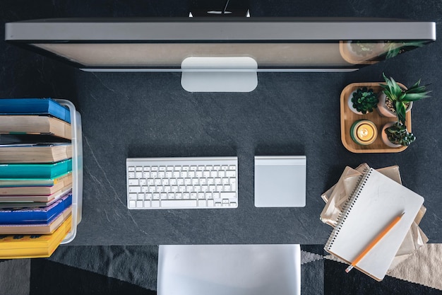 Foto gratuita escritorio del estudiante con libros de computadora y blocs de notas en una mesa