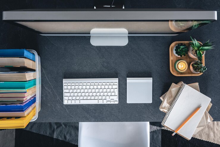 Foto gratuito el escritorio del estudiante con libros de computadora y cuadernos en una mesa