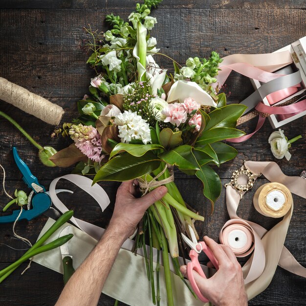 escritorio de floristería con herramientas de trabajo y cintas