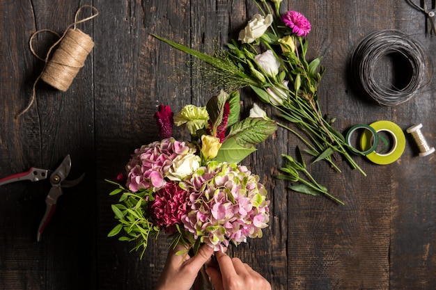 escritorio de floristería con herramientas de trabajo y cintas