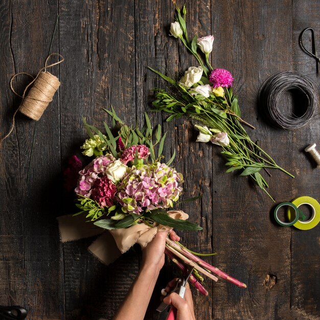 escritorio de floristería con herramientas de trabajo y cintas