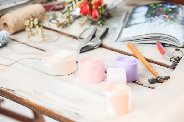 escritorio de floristería con herramientas de trabajo