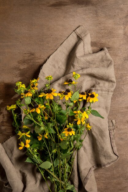 escritorio de floristería con herramientas de trabajo