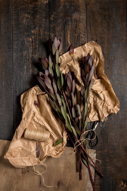 escritorio de floristería con herramientas de trabajo