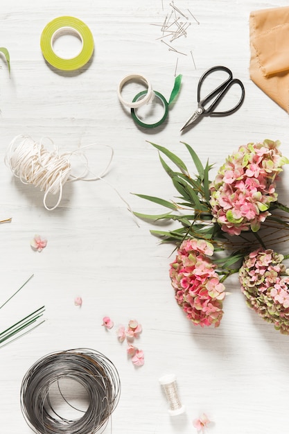 El escritorio de floristería con herramientas de trabajo