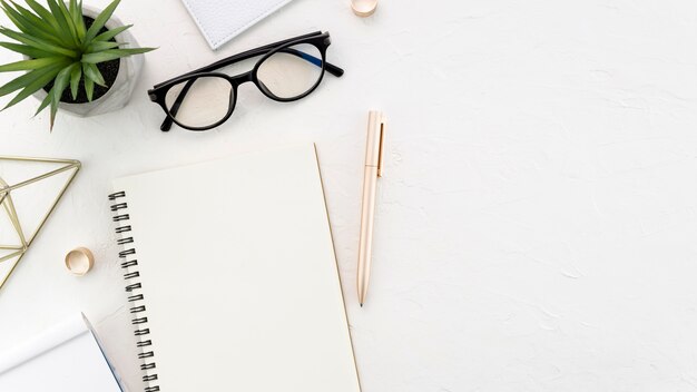 Escritorio con gafas y cuaderno