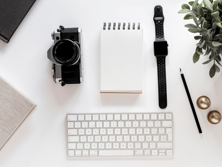 Foto gratuito escritorio con libreta y reloj
