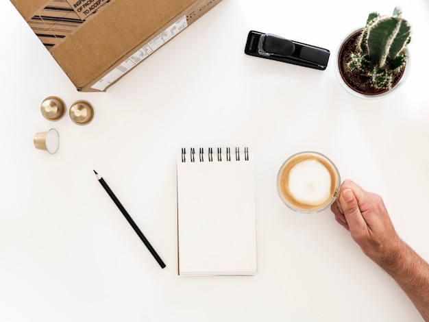 Escritorio con libreta y taza de café