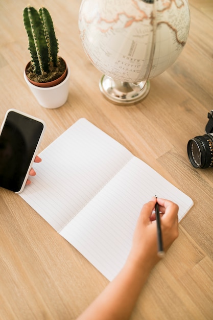 Escritorio con libreta y teléfono móvil