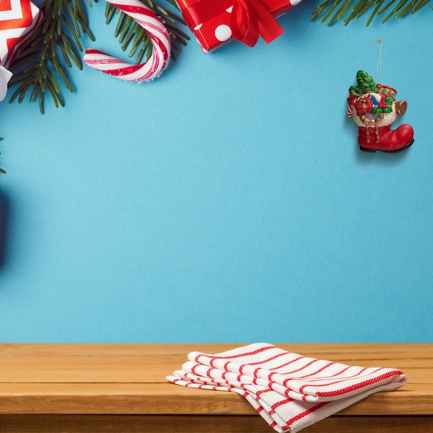 Foto gratuita escritorio de madera en la pared azul decorado con adornos navideños