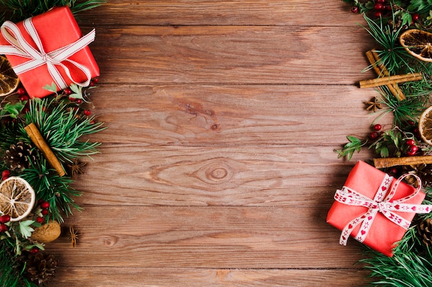 Escritorio de madera con ramas navideñas.