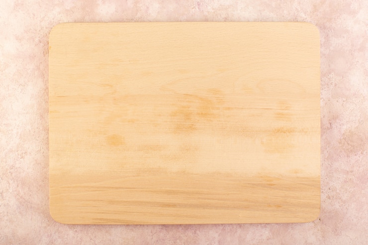 Foto gratuito un escritorio de madera de vista superior vacío de color crema aislado