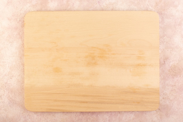 Un escritorio de madera de vista superior vacío color crema aislado