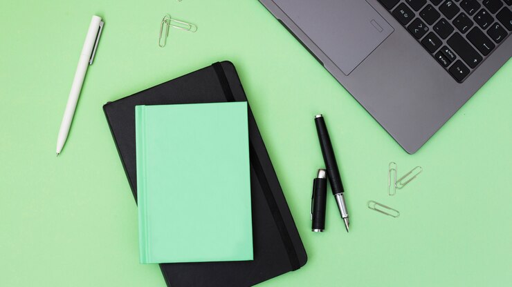 Foto gratuito escritorio con objetos