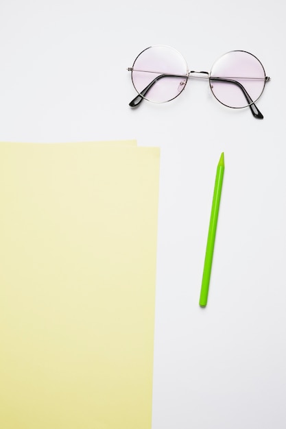 Foto gratuita escritorio de oficina con unas gafas