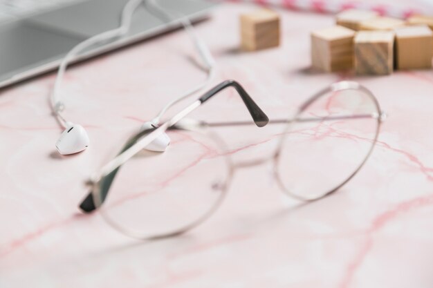 Escritorio de oficina con unas gafas