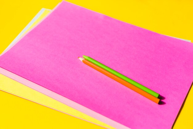 Escritorio de oficina con una hoja de papel