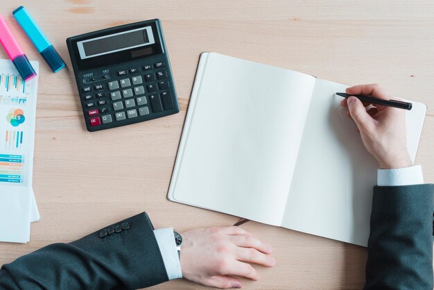 Escritorio de oficina con una libreta