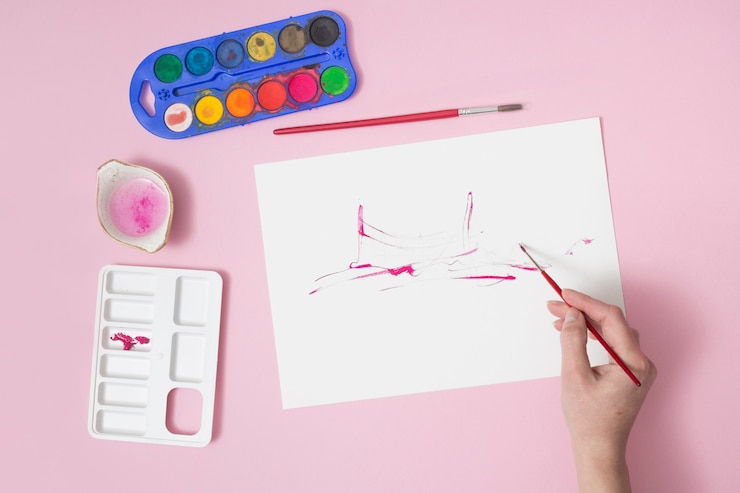 Foto gratuito escritorio de oficina con materiales de dibujo