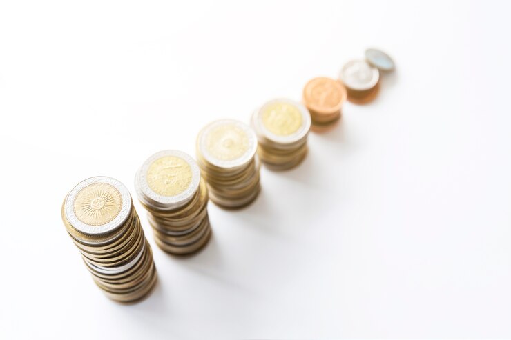 Foto gratuito escritorio de oficina con monedas apiladas
