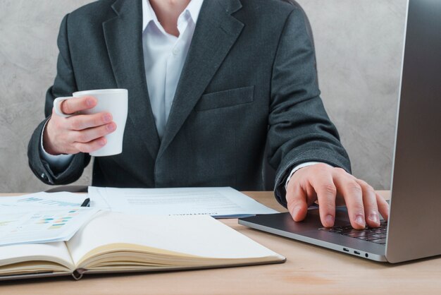 Escritorio de oficina con ordenador portátil y una libreta