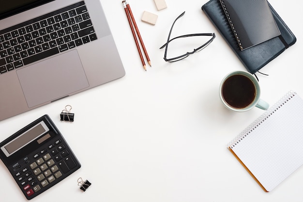 Escritorio de oficina con ordenador portátil y una taza de café