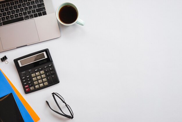 Escritorio de oficina con ordenador portátil y una taza de café