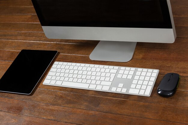 escritorio de oficina con el ordenador y la tableta digital