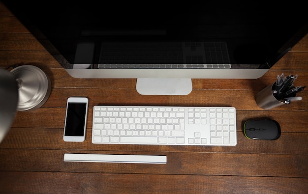 Foto gratuita escritorio de oficina con el ordenador y el teléfono móvil