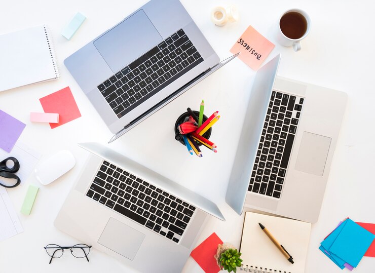 Foto gratuito escritorio de oficina con ordenadores portátiles