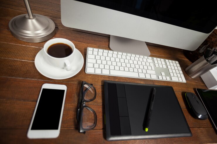 Foto gratuito escritorio de oficina con pc, el teléfono móvil y sus pertenencias