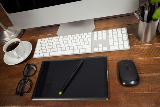 escritorio de oficina con PC, el teléfono móvil y sus pertenencias