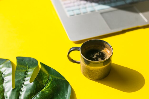 Escritorio de oficina con una taza de café