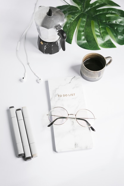 Escritorio de oficina con una taza de café