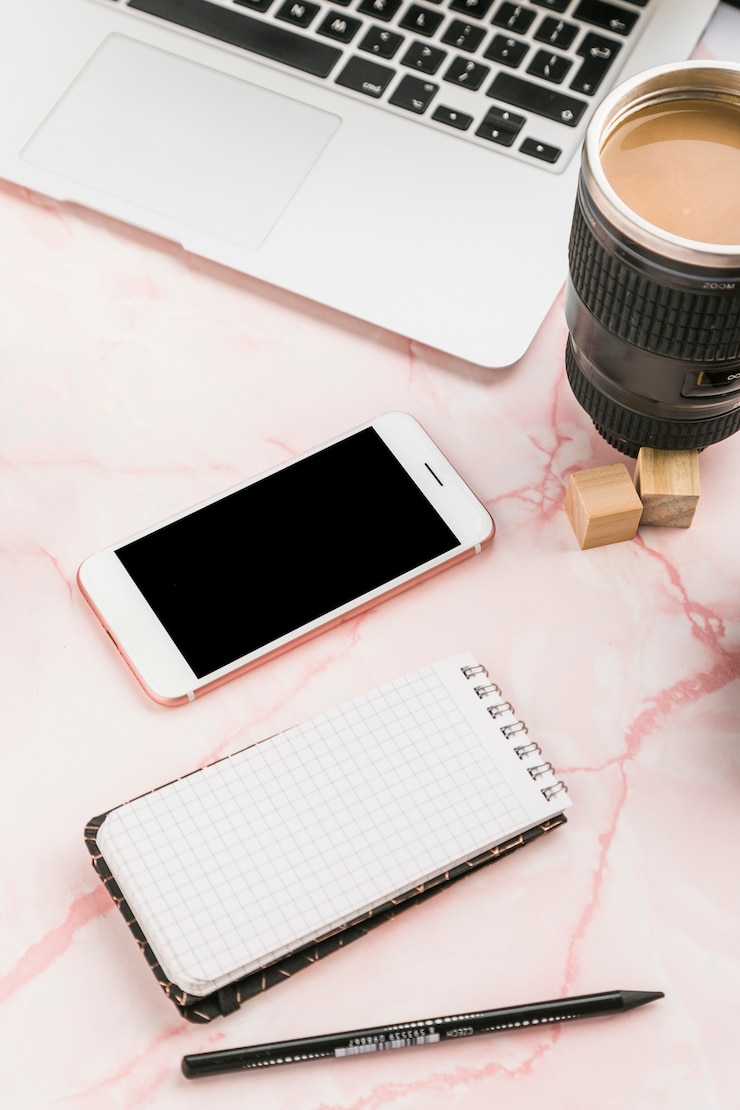 Foto gratuito escritorio de oficina con teléfono móvil