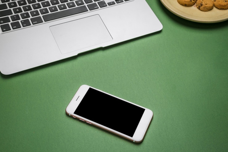 Foto gratuito escritorio de oficina con teléfono móvil