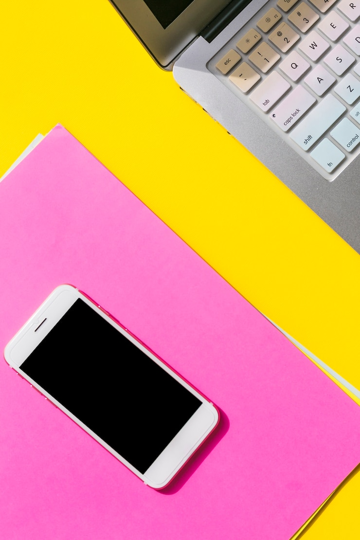 Foto gratuito escritorio de oficina con teléfono móvil