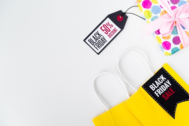 Foto gratuito escritorio plano laico con bolsa de compras de viernes negro