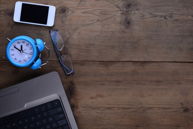 Escritorio con smartphone reloj y portátil