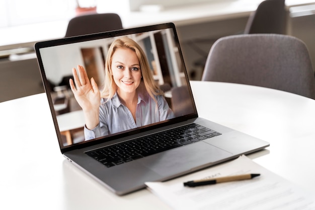 Escritorio sobre mesa con videoconferencia