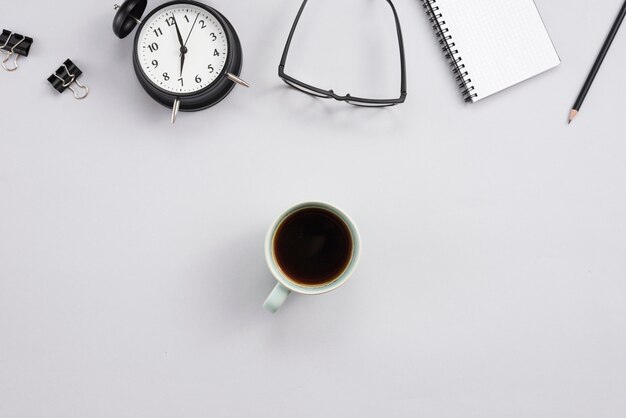 Escritorio con una taza de café y elementos de oficina