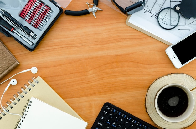 Escritorio con taza de café