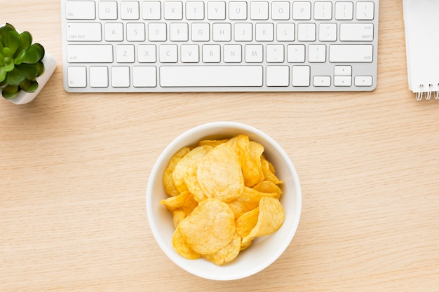 Escritorio con tazón de papas fritas