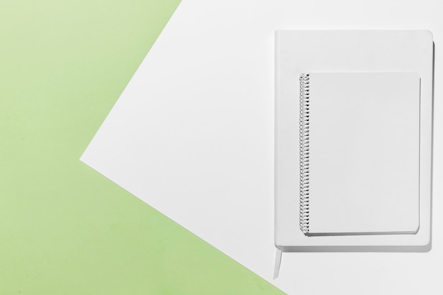 Escritorio de vista superior cuadernos blancos mínimos