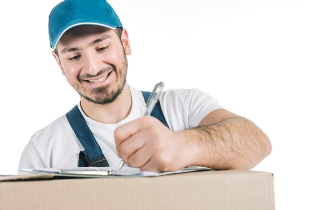 Foto gratuita escritura alegre del mensajero en el tablero