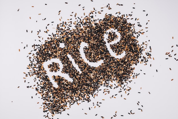 Escritura de arroz en montón de granos negros