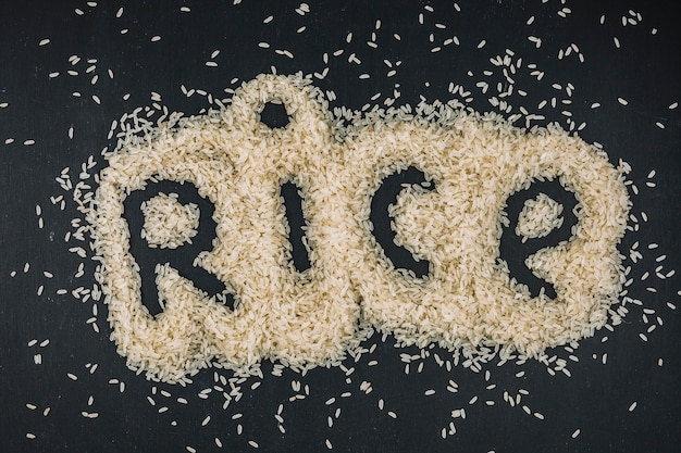 Escritura de arroz en montón de granos