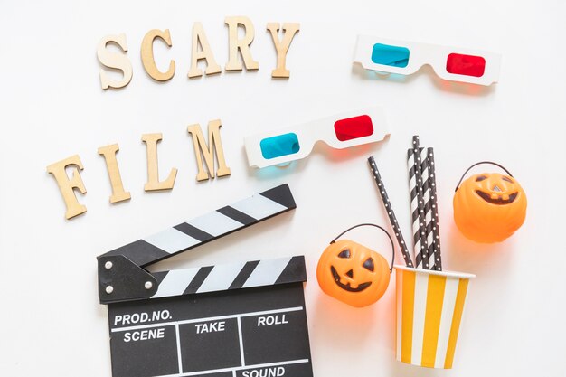 Escritura cerca de la cinematografía y los suministros de Halloween